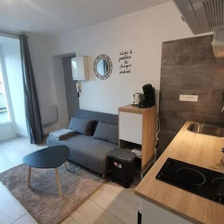 Charmant Appartement Au Calme Saint-Georges-de-Luzencon Exterior photo
