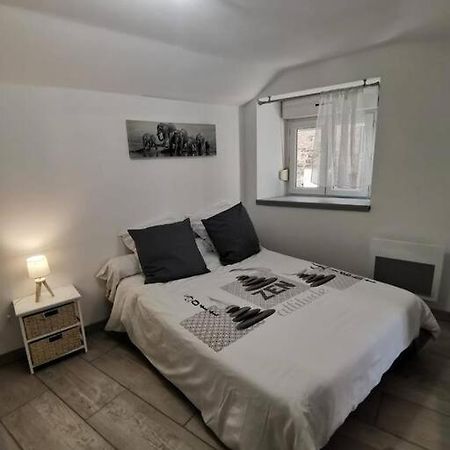 Charmant Appartement Au Calme Saint-Georges-de-Luzencon Exterior photo